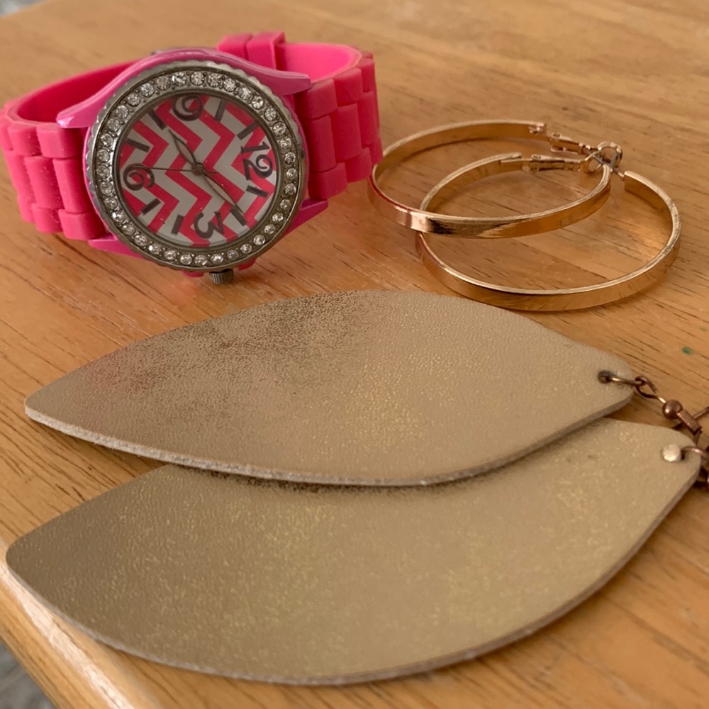 🩷🩷 chevron pattern watch and earring bundle 🩷🩷 - GENTLY USED!